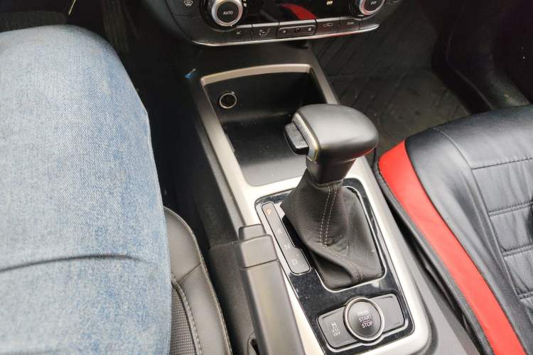 Used Qoros 3 2017 Urban SUV 1.6T Automatic Zhiyue Model Gear Lever