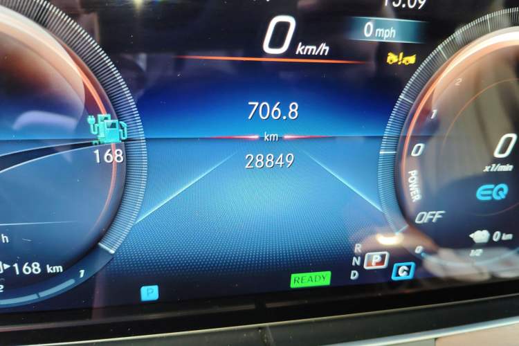 Used Mercedes-Benz E-Class New Energy 2022 Restyled E 350 e L Plug-in Hybrid Sedan Odometer Close Up