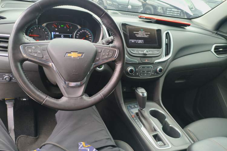 Used Chevrolet Equinox 2017 550T Automatic All-Wheel-Drive Top-Tier Version Center Console