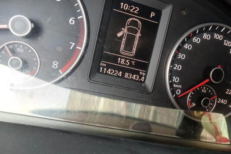 Used Volkswagen Touran 2011 1.4T DSG ZhiZhen Edition 5 Seats Odometer Close Up