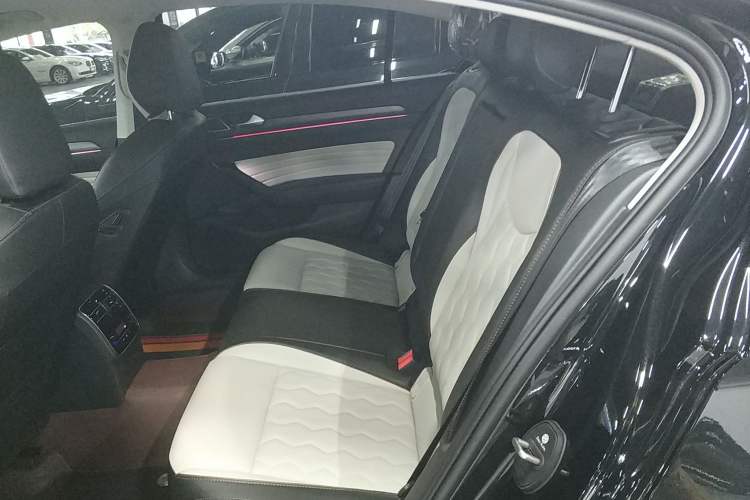 Used Volkswagen Magotan 2026 30 Million Vehicles Selected Model 380TSI DSG Luxury Edition