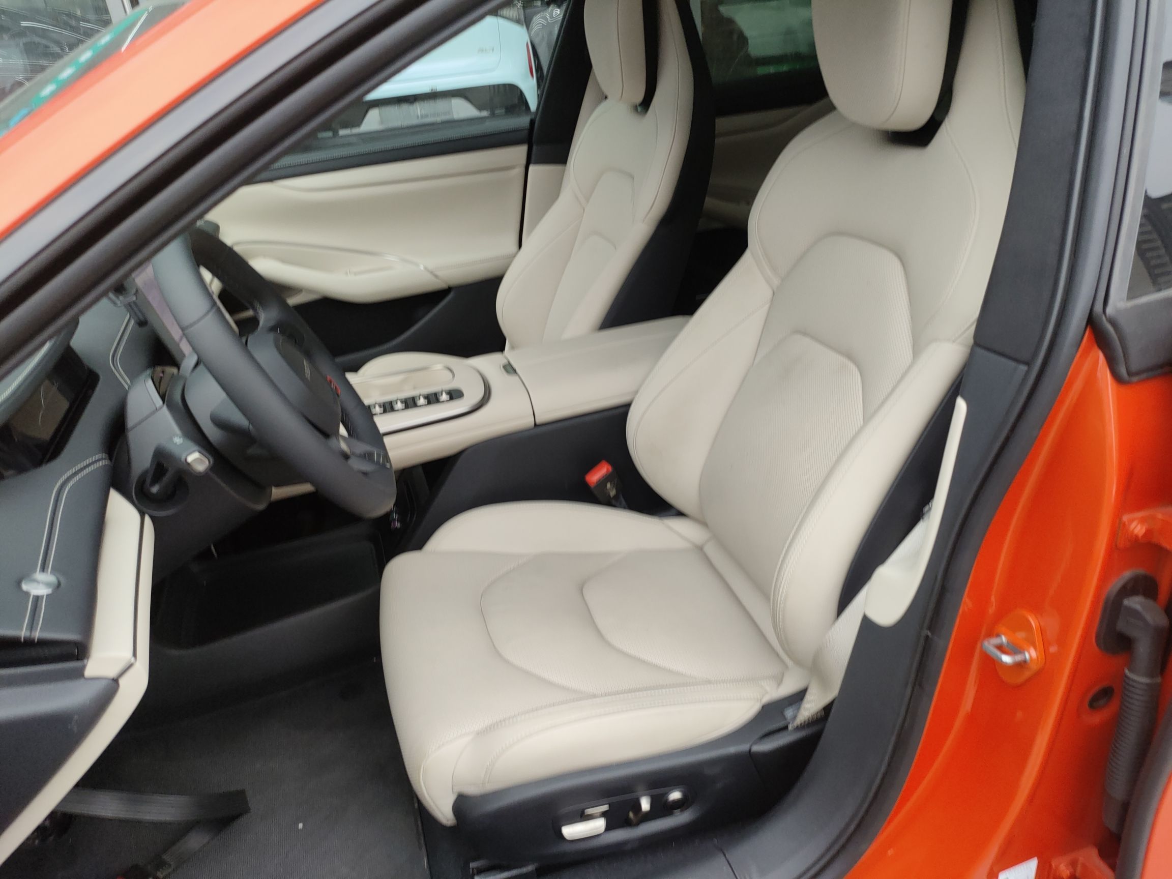 المقاعد الأمامية داخل السيارة