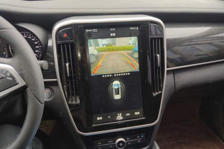 Used BYD Song MAX 2017 1.5T Automatic Smart Connect Elite 7-Seater Audio And AC Panel