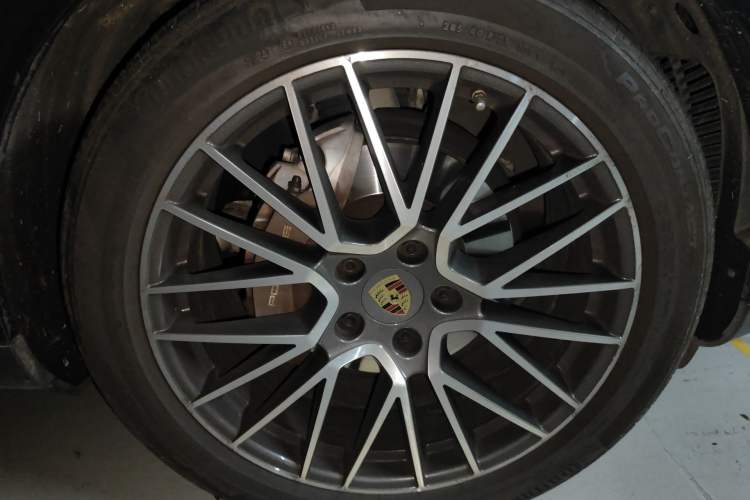 Used Porsche Cayenne 2022 Cayenne 3.0T Platinum Edition Right Front Wheel Hub