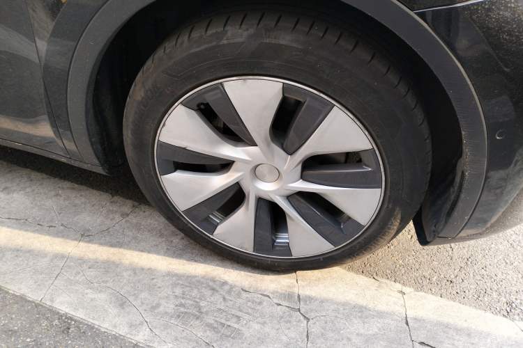 Used Tesla Model Y 2021 Long-Range All-Wheel-Drive Version 3D7 Right Front Wheel Hub