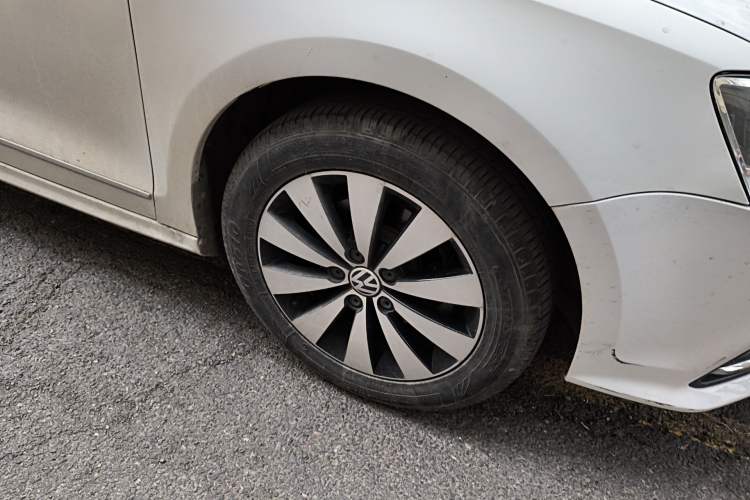 Used Volkswagen Sagitar 2018 1.6L Automatic Comfort Model Right Front Wheel Hub