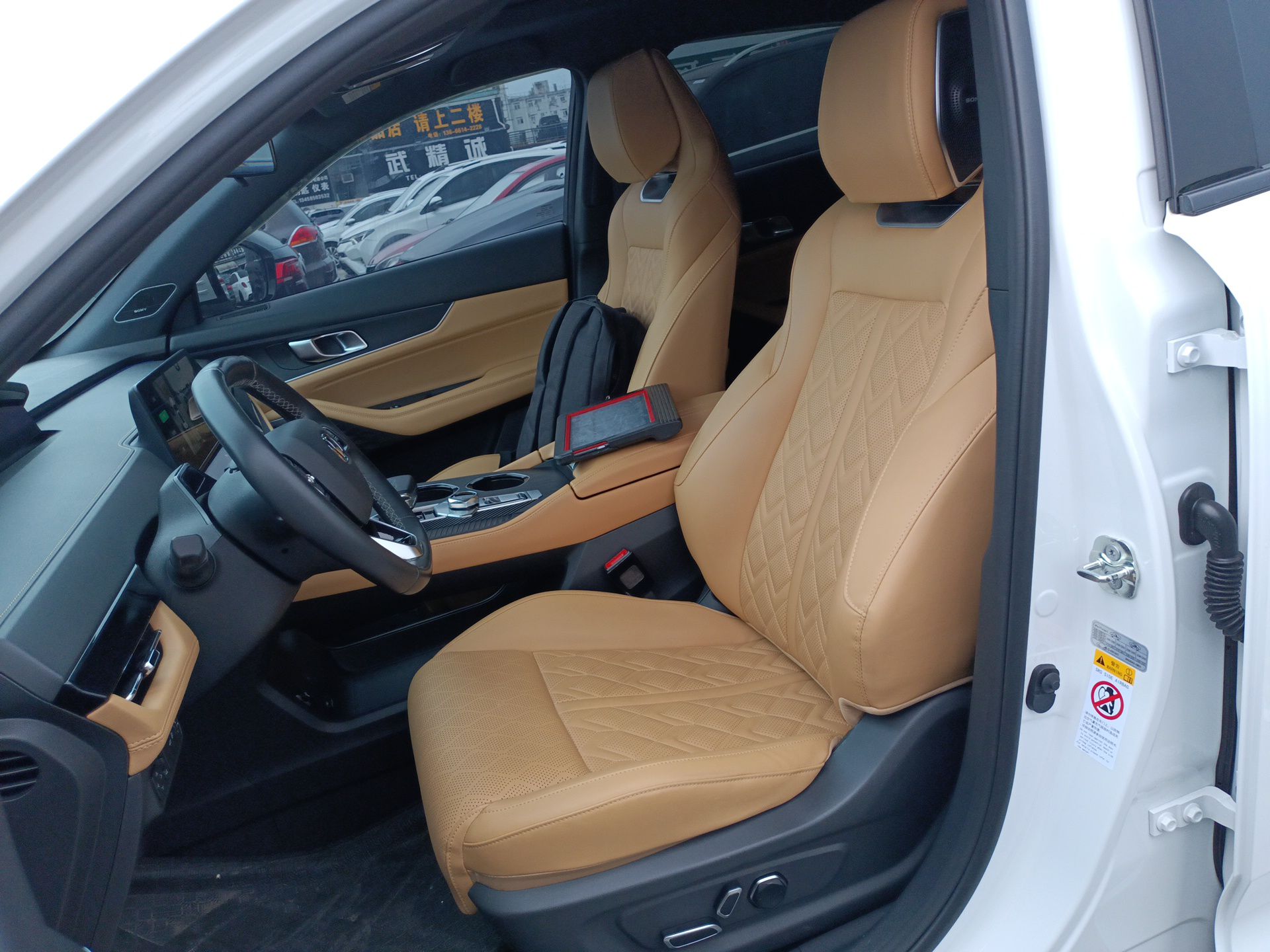 المقاعد الأمامية داخل السيارة