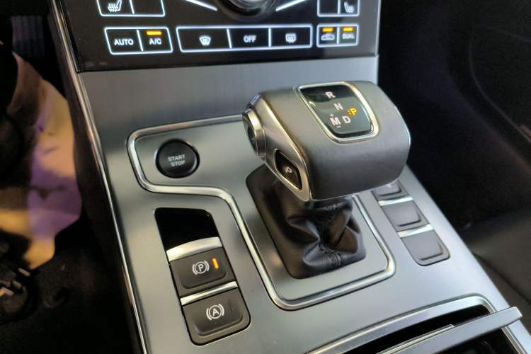 Used Hongqi H5 2020 1.8T Automatic Smart Connect Flagship Edition Gear Lever