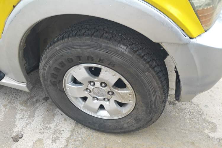 Used Mitsubishi Pajero 2006 3.0L AT GLX Right Front Wheel Hub