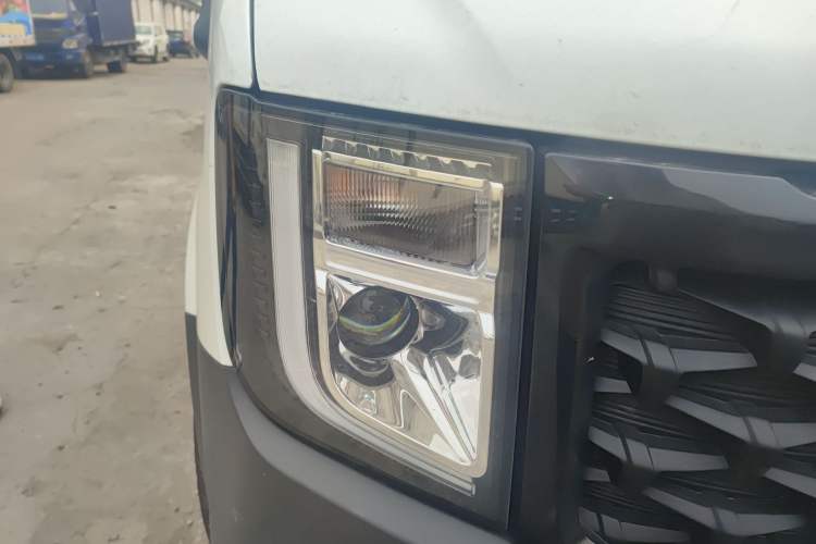 Used JMC Fushun 2025 2.0T 6MT Diesel Short-Wheelbase Mid-Height Commercial Multi-Purpose Passenger Vehicle 5/6 Seats Exterior 3