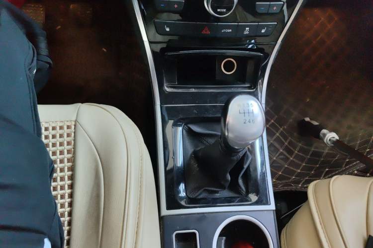 Used Haval H2 2016 Red-Label 1.5T Manual Two-Wheel Drive Luxury Model Gear Lever