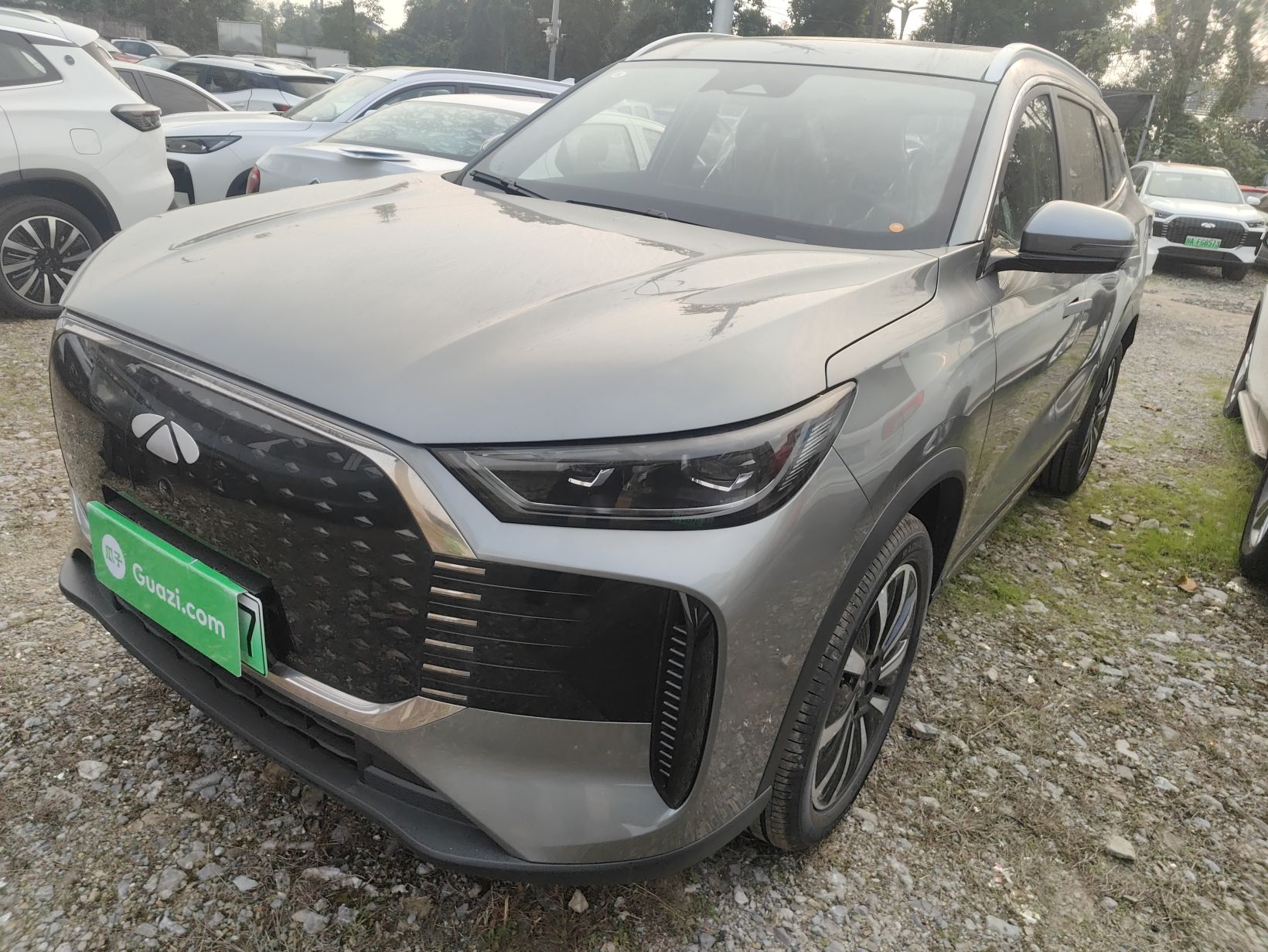 Под передней частью автомобиля