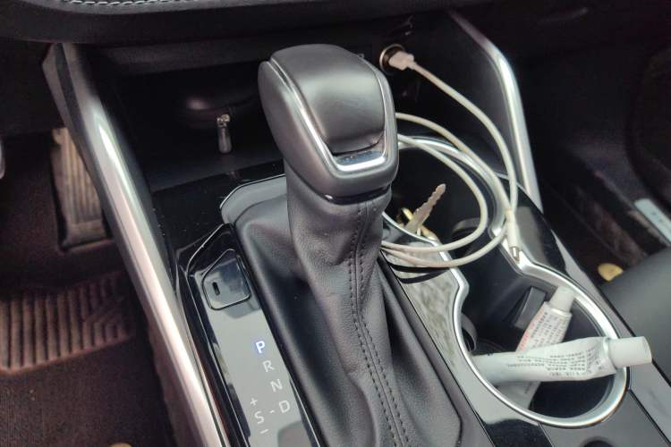 Used Toyota Highlander 2023 2.5L Smart Electric Hybrid Dual-Motor All-Wheel-Drive Luxury 7-Seater Gear Lever