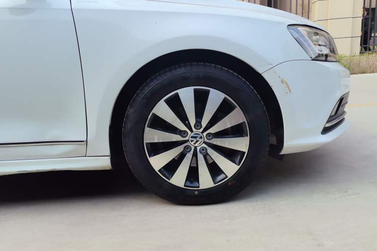 Used Volkswagen Sagitar 2018 180TSI DSG Prestige Edition Right Front Wheel Hub