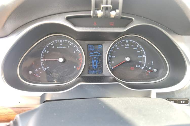 Used Haima M8 2017 1.8T Automatic Model Odometer Close Up