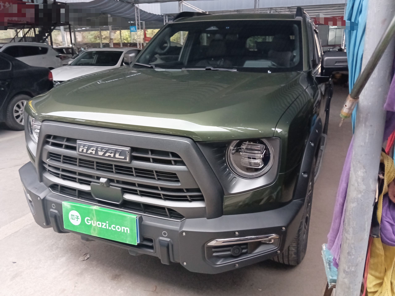 تحت مقدمة السيارة