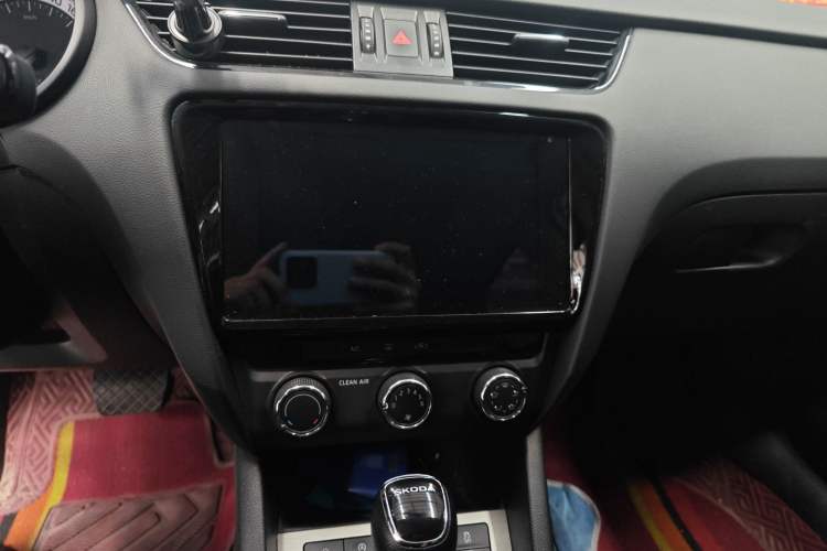 Used Skoda Octavia 2022 1.5L Automatic Comfort Edition Audio And AC Panel