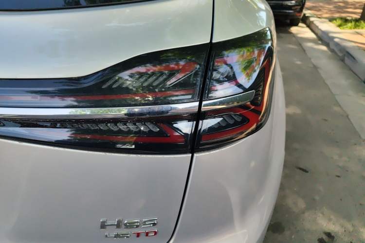 Used Hongqi HS5 2023 2.0T Four-Wheel Drive Flagship Pro Edition Right Rear Taillight