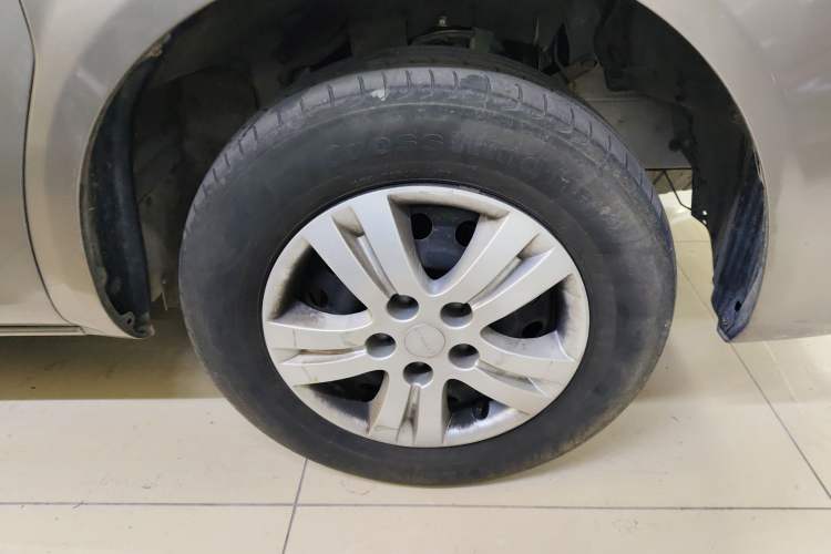 Used FORTHING Lingzhi 2022 M5L 2.0L Utility Model 7 Seats Right Front Wheel Hub