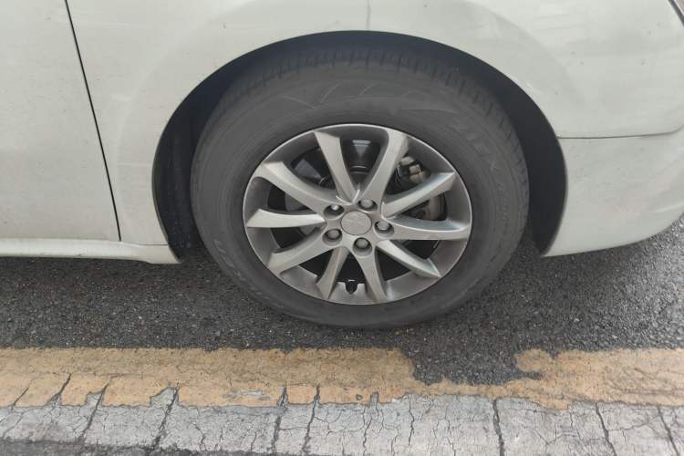 Used Peugeot 508 2013 2.0L 2nd Anniversary Edition with Automatic Sunroof – Classic Version Right Front Wheel Hub