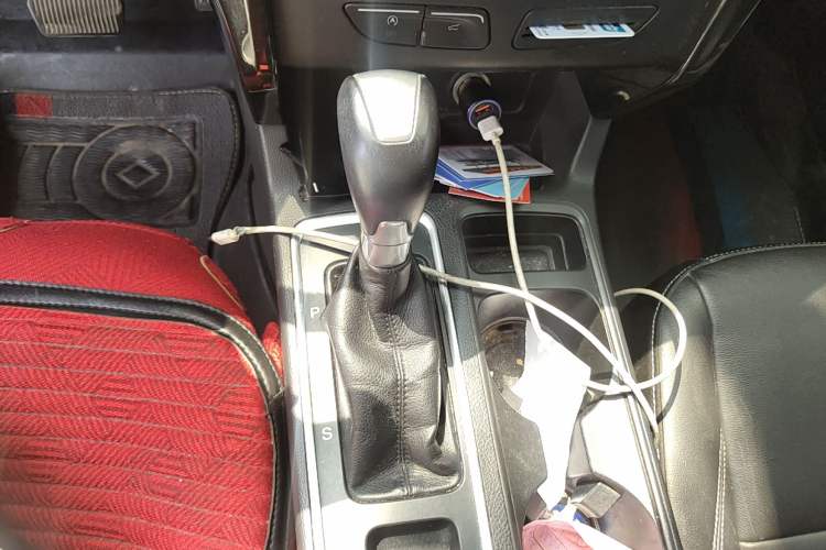 Used Ford Kuga 2017 EcoBoost 180 Two-Wheel-Drive Luxury Wing Edition Gear Lever