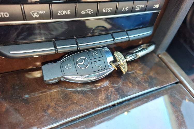 Used Mercedes-Benz E-Class 2014 Facelift E 300 L
