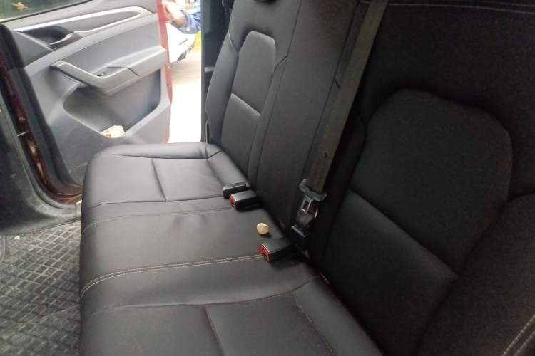 Used SAIC MAXUS T60 2017 2.8T Diesel Automatic Two-Wheel Drive High Ground Clearance Comfort Version Standard Cabin China V Emission Standard