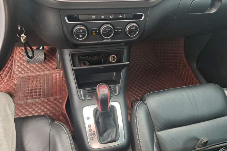 Used Volkswagen Tiguan 2017 300TSI Automatic Two-Wheel Drive Silk Road Comfort Edition Gear Lever