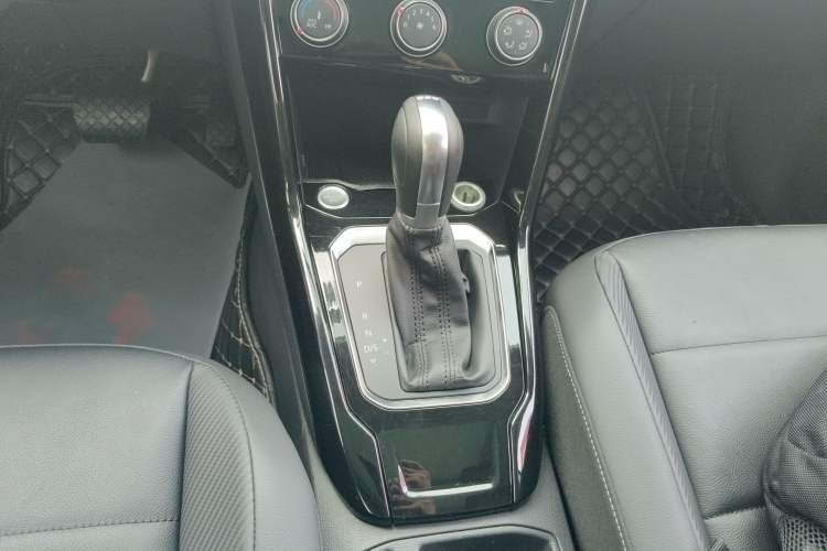Used Volkswagen T-ROC 2018 280TSI DSG Two-Wheel-Drive Comfort Version China V Standard Gear Lever