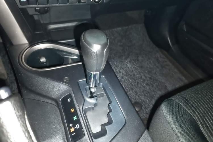 Used Toyota RAV4 2016 2.0L CVT Two-Wheel Drive Fashion Edition China V Standard Gear Lever