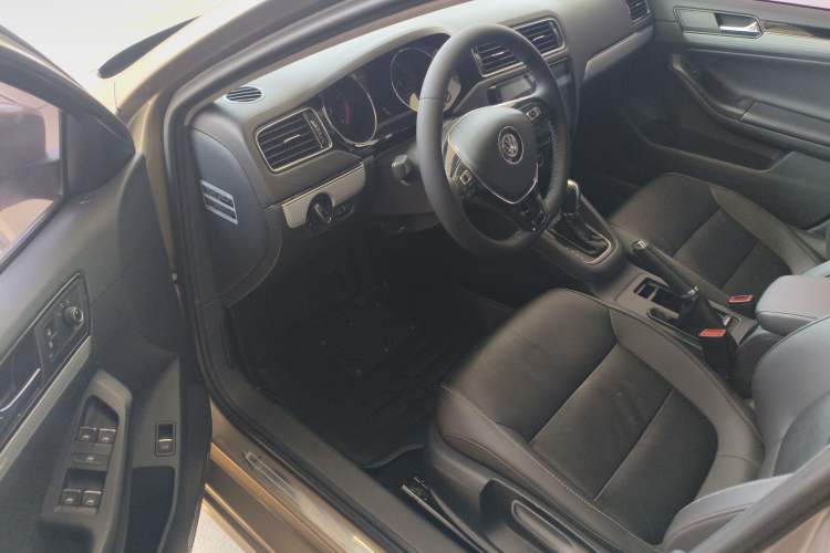 Used Volkswagen Sagitar 2017 230TSI Automatic Comfort Version Driver Seat