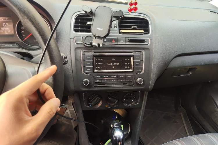 Used Volkswagen Polo 2014 1.6L Automatic Comfort Edition Audio And AC Panel