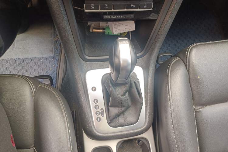 Used Volkswagen Sharan 2016 280TSI Enjoyment Model 7-Seater Gear Lever