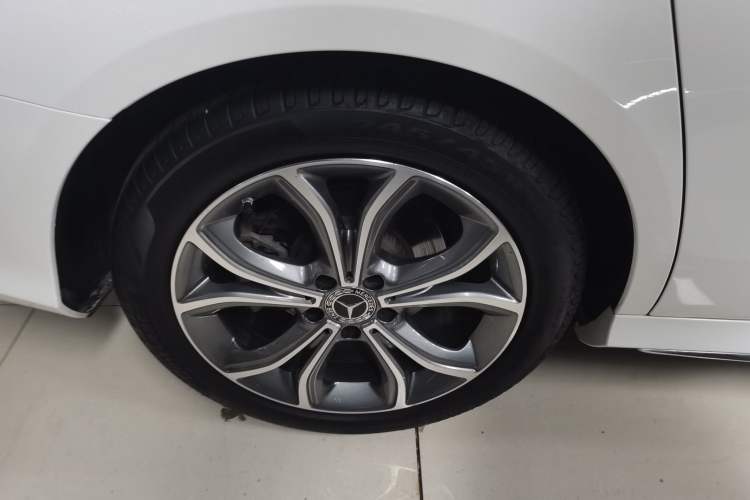 Used Mercedes-Benz E-Class 2022 E 300 L Sporty and Stylish Model Right Rear Wheel Hub