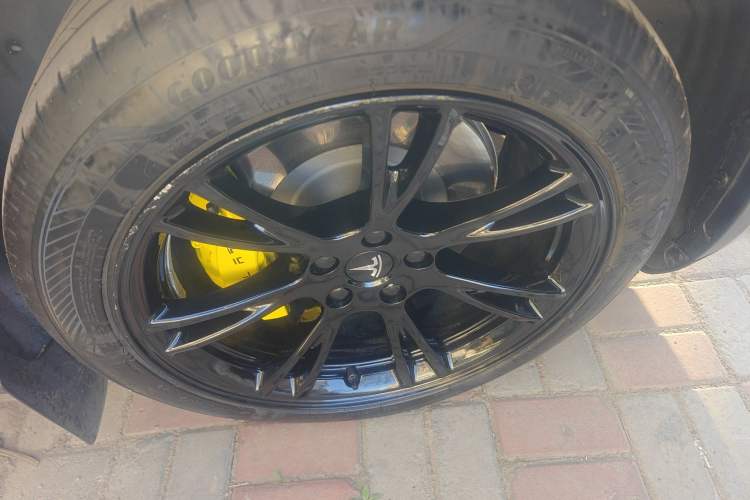 Used Tesla Model Y 2023 Rear-Wheel-Drive Version Right Front Wheel Hub