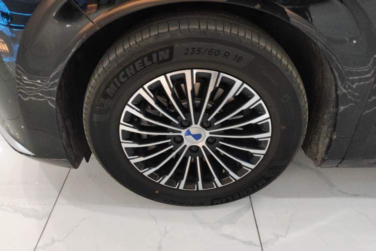 Used Denza D9 2024 DM-i 1050 Luxury Model Left Front Wheel Hub