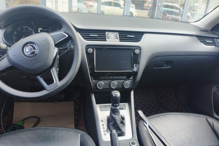 Used Skoda Octavia 2018 1.6L Automatic Comfort Edition Audio And AC Panel