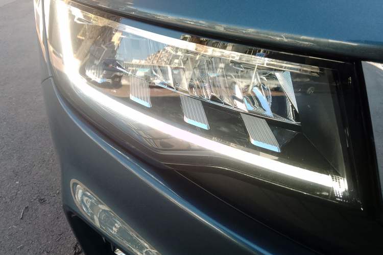 Used Geely Auto Haoyue 2022 1.8TD DCT Luxury Model 5 Seats Right Front Headlight