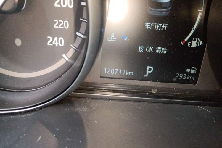 Used Land Rover Discovery 2017 3.0 SC V6 HSE Odometer Close Up