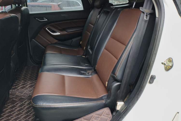 Used JMC Yusheng S350 2017 2.0T Automatic 2WD Diesel Luxury Version with Sunroof 5 Seats
