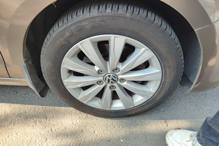 Used Volkswagen Sagitar 2014 1.4TSI Automatic Luxury Model Right Front Wheel Hub