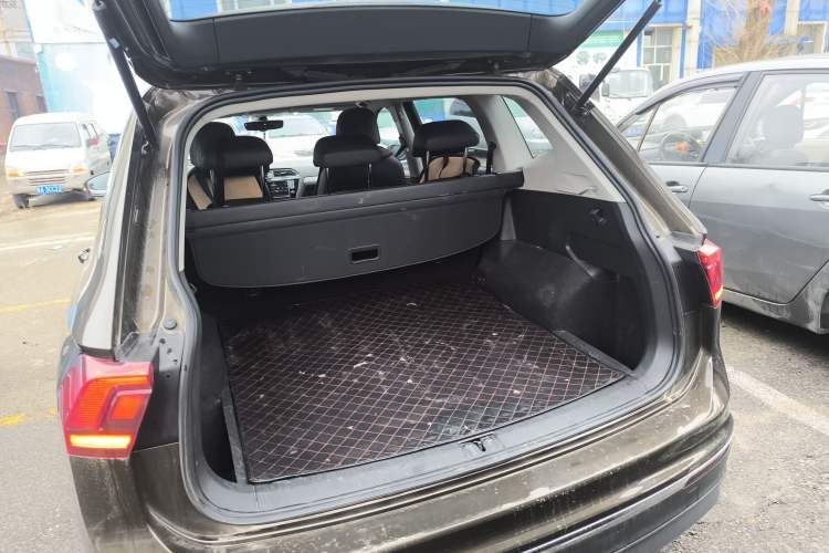 Used Volkswagen Tiguan L 2018 330TSI Automatic Two-Wheel Drive Luxury Edition Trunk