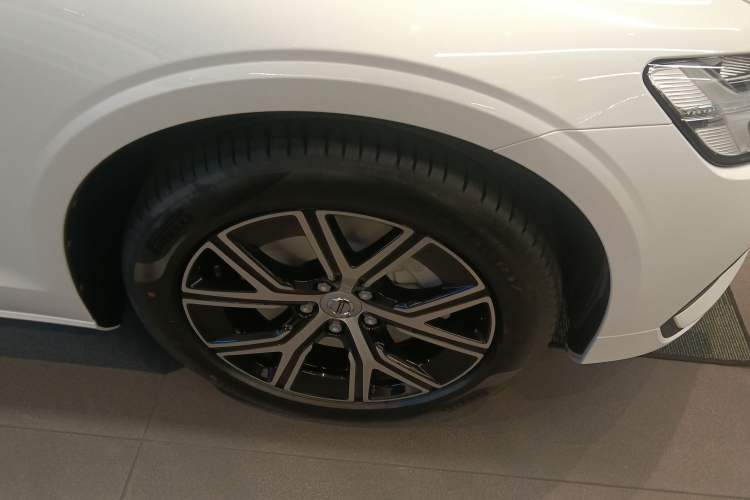 Used Volvo S60 2026 Model B4 Zhiyi Luxury Edition Exterior 4