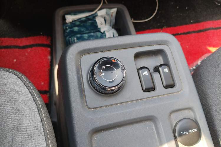 Used Wuling Yangguang 2024 300KM Comfort Version Passenger Van 75kW