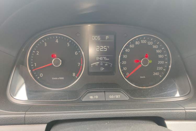 Used Volkswagen Gran Lavida 2013 1.4 TSI Automatic Comfort Model Odometer Close Up