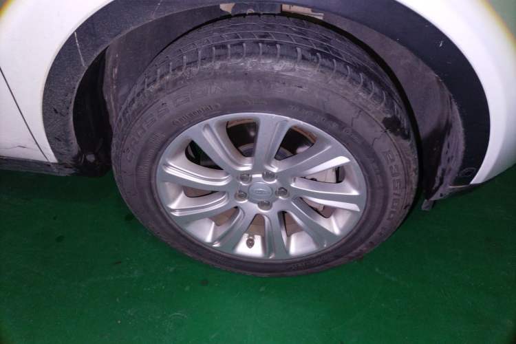 Used Land Rover Discovery Sport 2018 240 PS SE Version Right Front Wheel Hub
