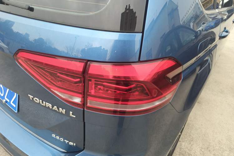Used Volkswagen Touran 2018 Volkswagen Touran L 280TSI DSG Luxury Edition 6-seater