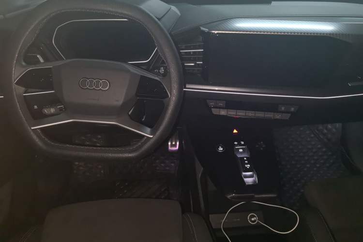 Used Audi Q4 e-tron 2022 50 e-tron quattro Visionary Edition Center Console