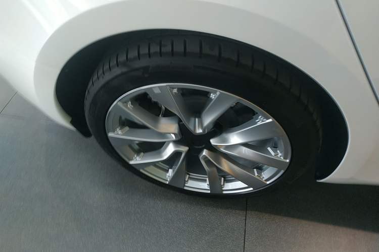 Used Tesla Model 3 2025 Model Long-Range Rear-Wheel-Drive Version Right Rear Wheel Hub