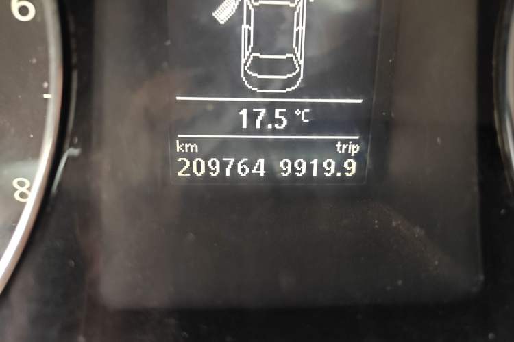 Used Volkswagen Magotan 2015 1.8TSI Comfort Model Odometer Close Up